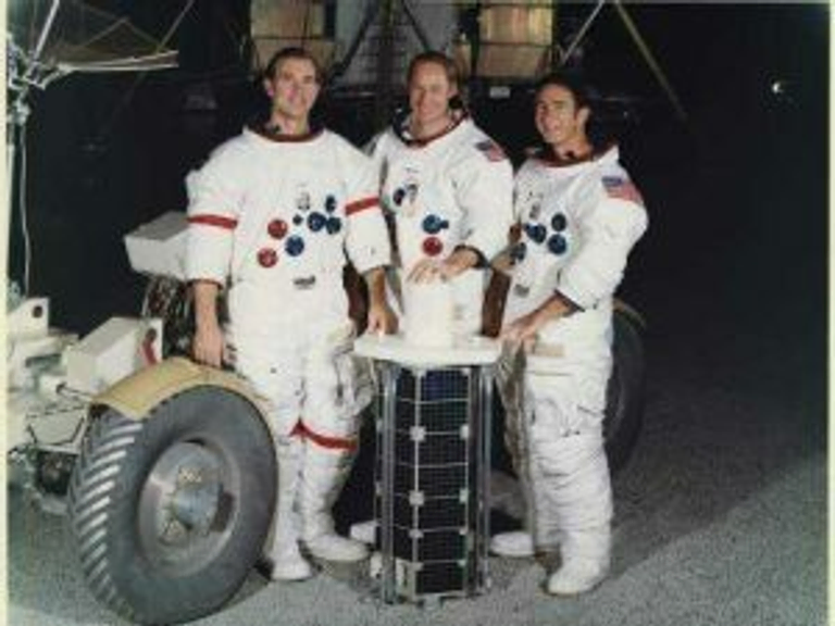 James Benson Irwin (à direita) ao lado dos colegas da Apollo 15